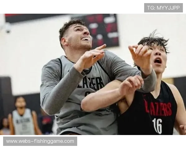 杨瀚森进入常规轮换：防守端遭遇挑战，三分犯规困扰影响上场时间